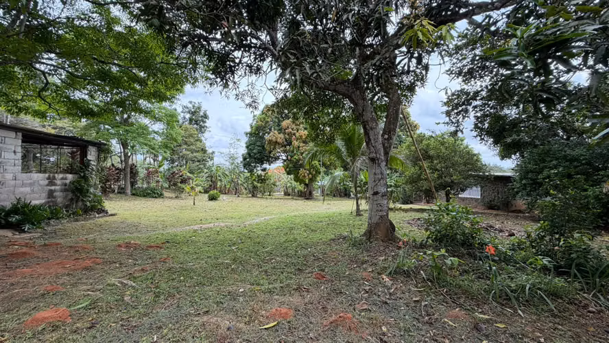 SE VENDE CASA CON TERRENO FAVORABLE EN SANTA ROSA DE CAPIRA - Imagen 8