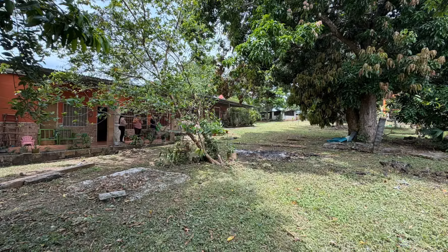 SE VENDE CASA CON TERRENO FAVORABLE EN SANTA ROSA DE CAPIRA - Imagen 14