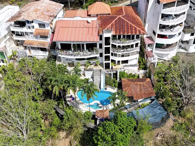 Mansión de Lujo de 6 Niveles con Vista Panorámica – ¡Oportunidad por debajo del Avalúo! - Imagen 5