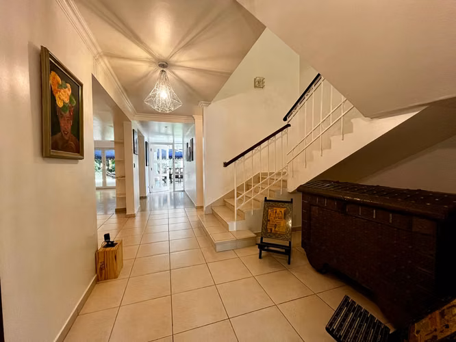 Espacio y Confort en Cada Rincón: Casa en Camino de Cruces amplia Piscina - Imagen 4
