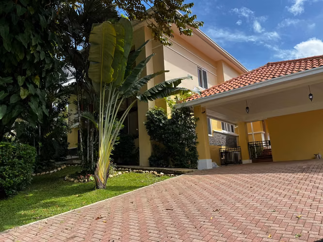 Space and Confort in Each Rincon: House in Camino de Cruces wide pool