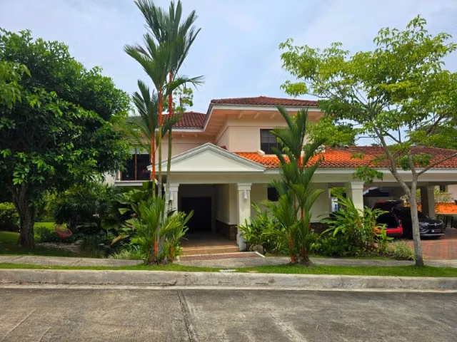House of Lujo Remodelada in the Way of Cruces
