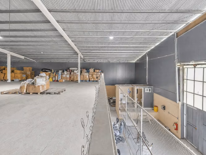 Venta de galera con mezzanine en Pacora - Imagen 19
