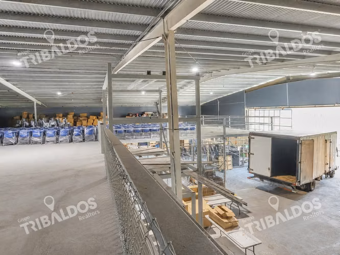 Venta de galera con mezzanine en Pacora