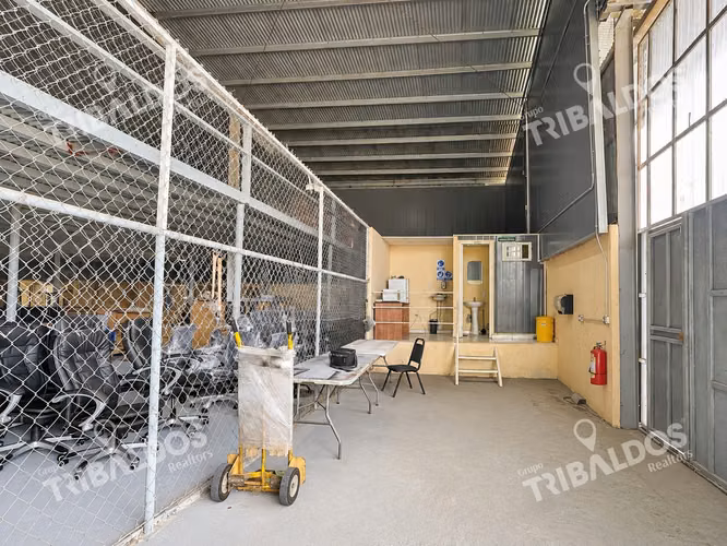 Venta de galera con mezzanine en Pacora