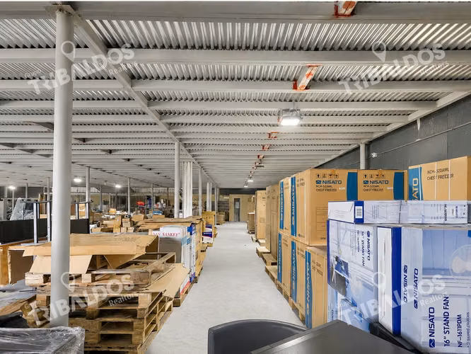 Venta de galera con mezzanine en Pacora