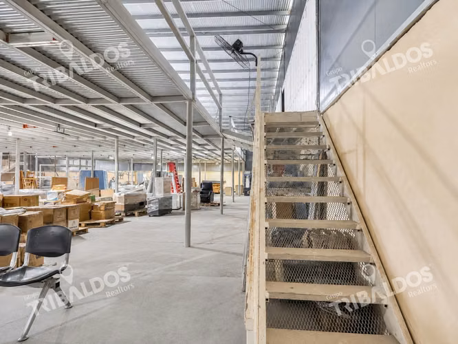 Venta de galera con mezzanine en Pacora