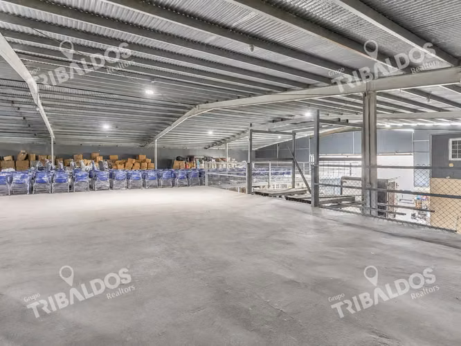 Venta de galera con mezzanine en Pacora