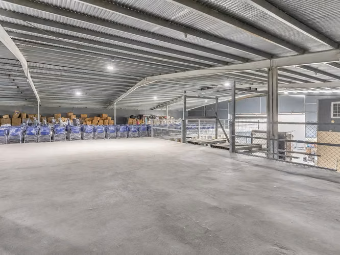 Venta de galera con mezzanine en Pacora - Imagen 15