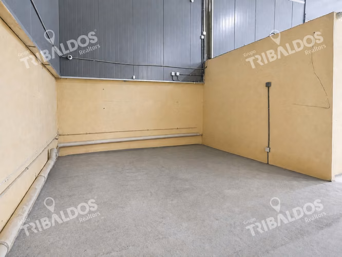 Venta de galera con mezzanine en Pacora