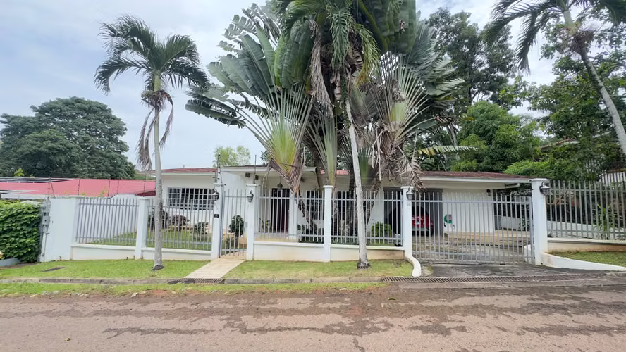 Venta de Casa en Residencial Llanos de Curundú, Ancón