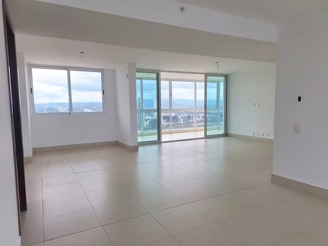 Apartamento en Costa del Este I con amplio balcon y excelente ubicación