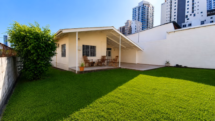 Casa en Parque Lefevre para comercio o residencial
