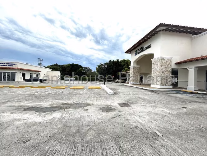 ¡Excelente Local Comercial en Alquiler en Plaza Farallones, Río Hato!  GC