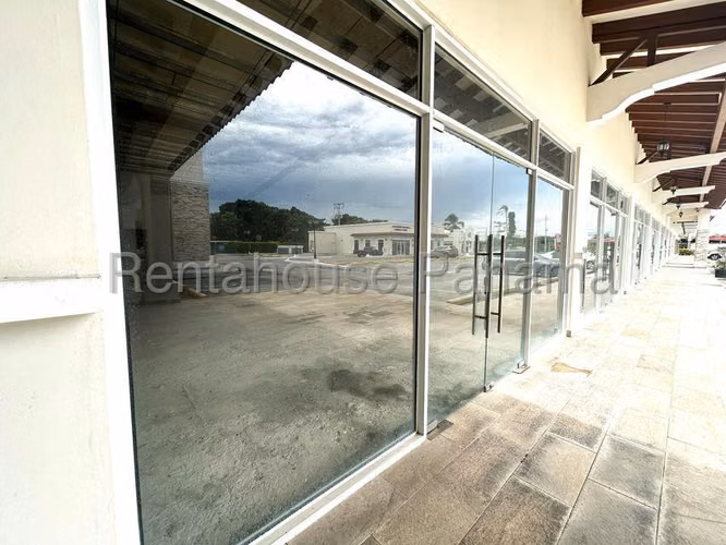 ¡Excelente Local Comercial en Alquiler en Plaza Farallones, Río Hato!  GC