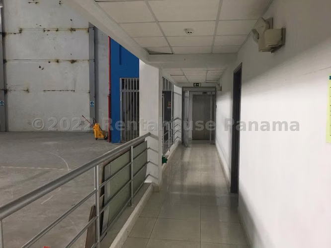 Venta de galera / oficinas con oficinas en la 12 de Octubre