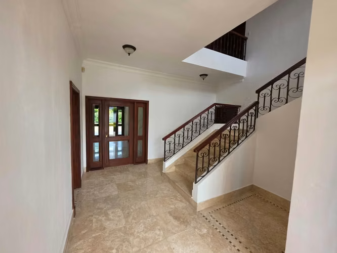 ! Casa en Costa del Este residencial privado I con 4 parking y amplio patio - Imagen 12