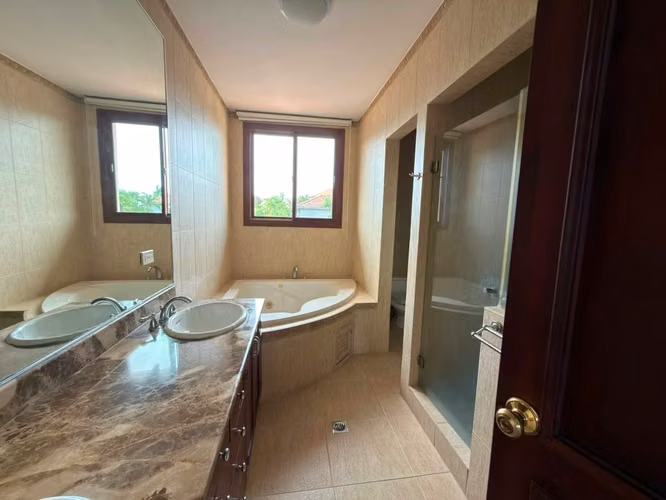 ! Casa en Costa del Este residencial privado I con 4 parking y amplio patio - Imagen 5