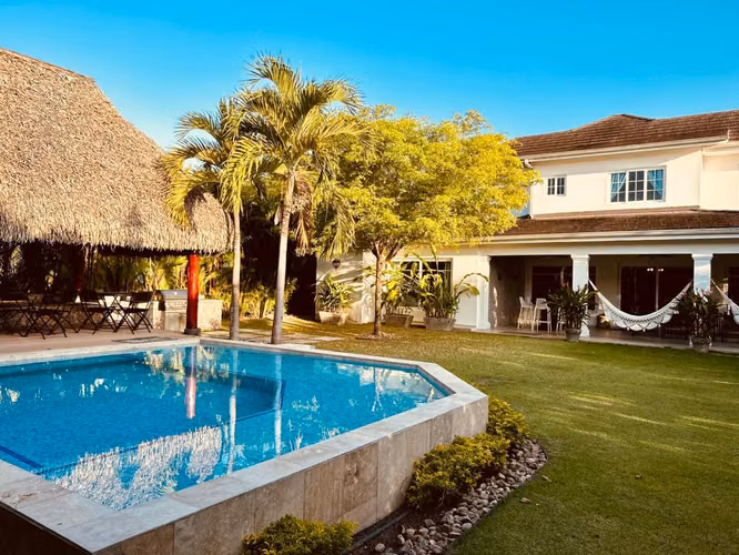 Casa en Bijao. Quarry Heights. 800mts 4r piscina $825,000.00neg