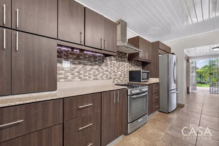 Amplia Casa con Piscina y Apartamento Independiente para Huéspedes en Venta en Pedasí, Los Santos - Imagen 19
