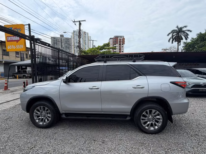 TOYOTA FORTUNER 2023 DIESEL 4X4  7 PASAJEROS
