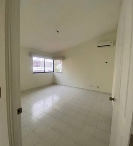 EN VENTA: Espectacular Casa de 4 Pisos en Urbanización Limajo - Imagen 4