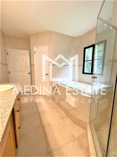 ALQUILER  EXCLUSIVA CASA EN ESQUINA EN CLAYTON VILLAGE CON JARDIN GRANDE - Imagen 13