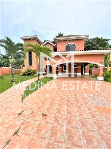 ALQUILER  EXCLUSIVA CASA EN ESQUINA EN CLAYTON VILLAGE CON JARDIN GRANDE