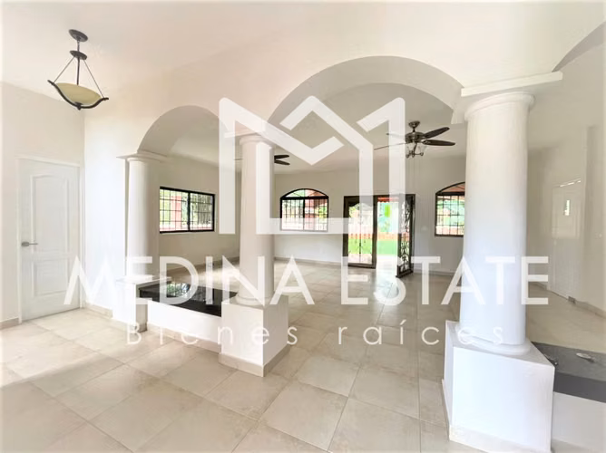 ALQUILER  EXCLUSIVA CASA EN ESQUINA EN CLAYTON VILLAGE CON JARDIN GRANDE - Imagen 2
