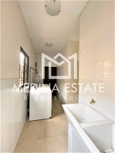 ALQUILER  EXCLUSIVA CASA EN ESQUINA EN CLAYTON VILLAGE CON JARDIN GRANDE - Imagen 9