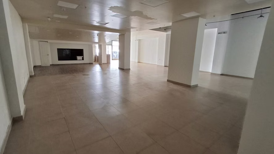 Plaza 507. Local 196mts $4800.00 - Imagen 2