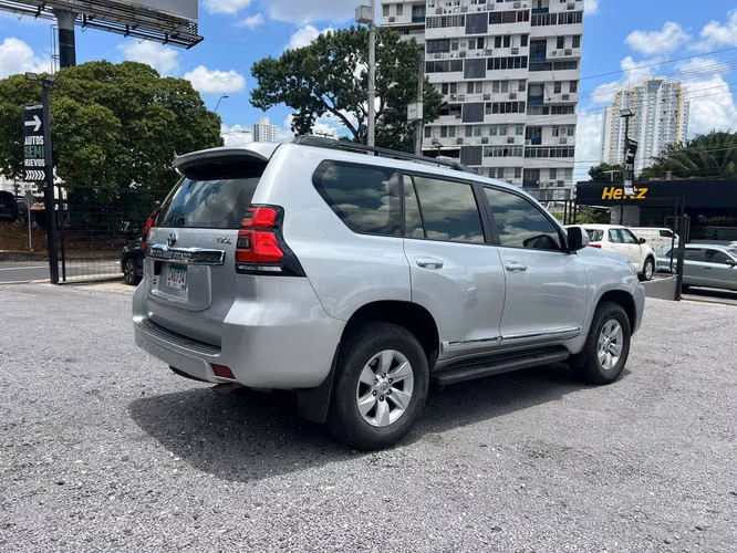 TOYOTA PRADO  SUPER AUTOS ACEPTAMOS TRADE IN - Imagen 5