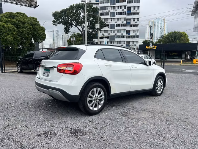 MERCEDES-BENZ GLA 180  SUPER AUTOS ACEPTAMOS TRADE IN - Imagen 5