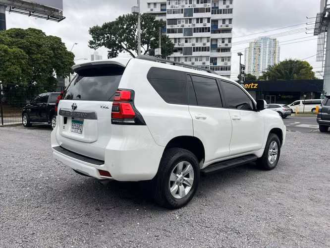 Toyota Land Cruiser Prado  ACEPTAMOS TRADE IN SUPER AUTOS - Imagen 4