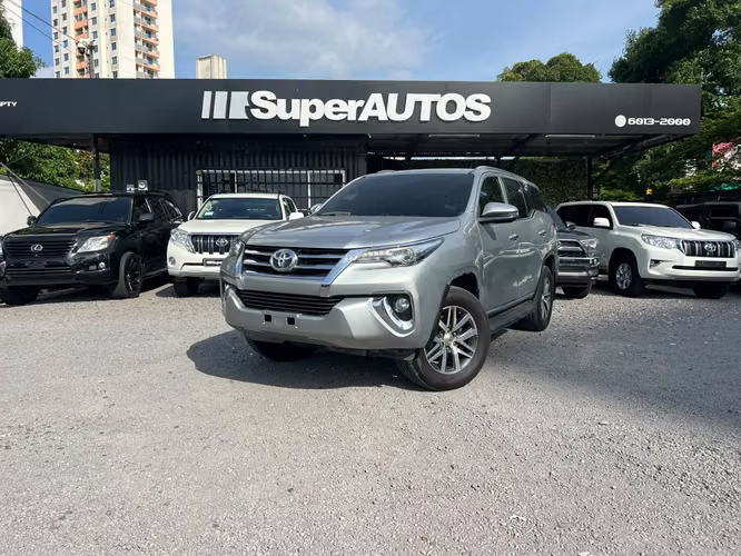 TOYOTA FORTUNER  SUPER AUTOS ACEPTAMOS TRADE IN