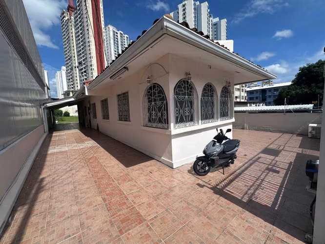 Alquilo casa Parque Lefevre