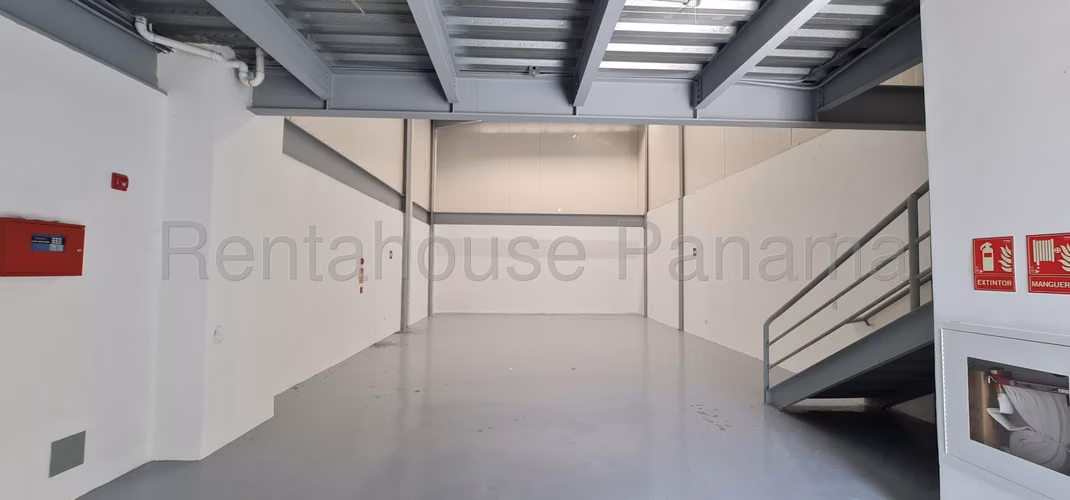 Galera en Venta en Parque Lefevre 26EPP3465 - Imagen 2