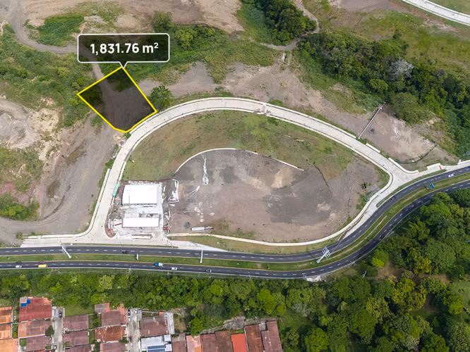 Lote en Brisas del Golf para uso Residencial y Comercial (RM3C2) de 1831.76m2