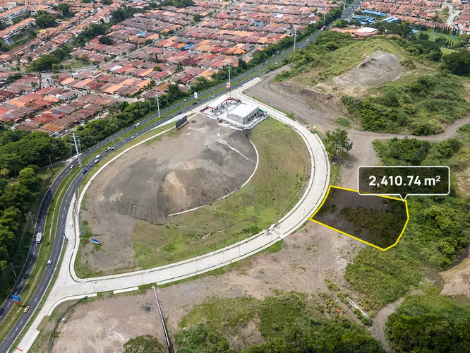 Lote en Brisas del Golf para uso Residencial y Comercial (RM3C2) de 2410.74m2