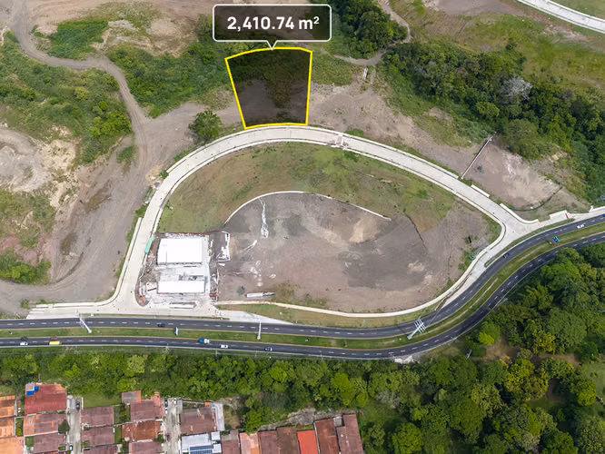 Lote en Brisas del Golf para uso Residencial y Comercial (RM3C2) de 2410.74m2 - Imagen 2