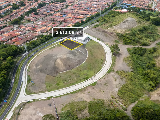 Lote en Brisas del Golf para uso Residencial y Comercial (RM3C2) de 2610.08m2
