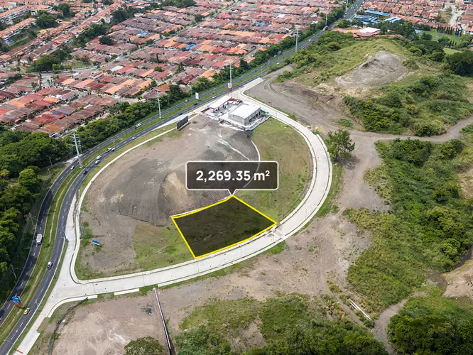 Lote en Brisas del Golf para uso Residencial y Comercial (RM3C2) de 2269.35m2
