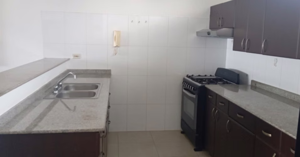 Apartamento en Bella Vista Amoblado Cerca de Avenida balboa Balcón Con Vista al mar - Imagen 2