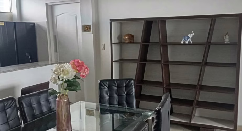 Apartamento en Bella Vista Amoblado Cerca de Avenida balboa Balcón Con Vista al mar - Imagen 4