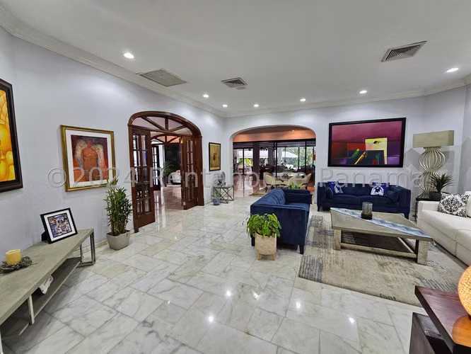 LGU-Venta de casa con piscina en San Francisco, Altos del Golf. - Imagen 3