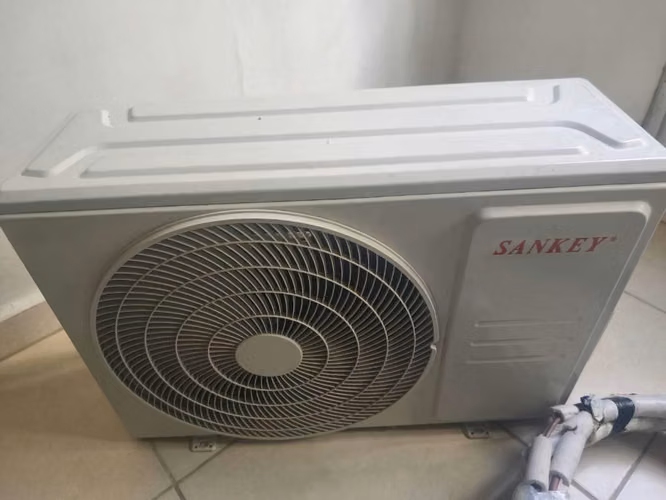 Se vende aire aire acondicionado convencional Sankey 12,000 BTU 220V en 80$
