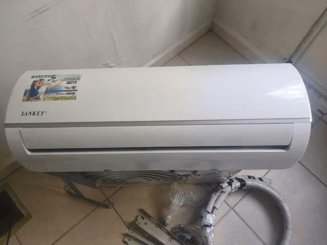 Se vende aire aire acondicionado convencional Sankey 12,000 BTU 220V en 80$
