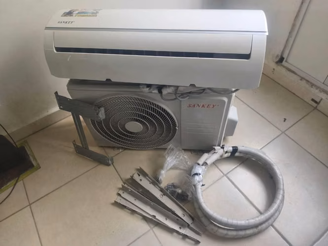Se vende aire aire acondicionado convencional Sankey 12,000 BTU 220V en 80$