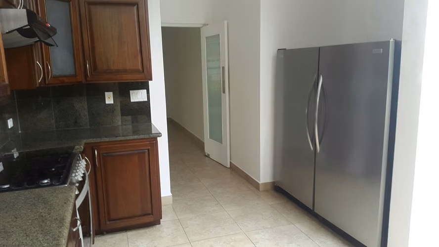 Embassy Gardens. 555mts 4r 3.5b estudio piscina $755,000.00neg - Imagen 7