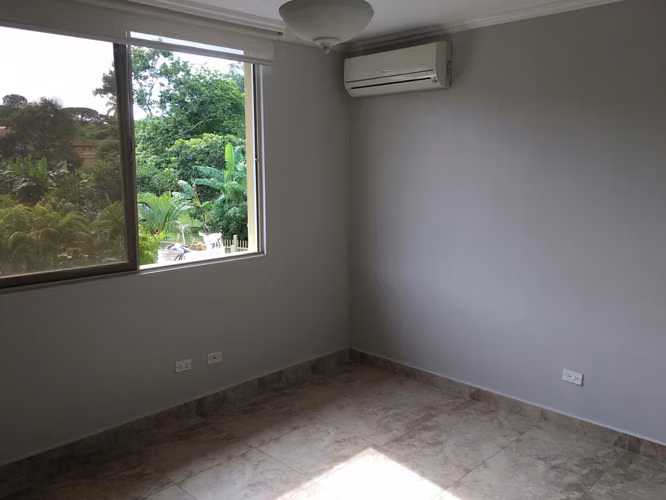 Embassy Gardens. 555mts 4r 3.5b estudio piscina $755,000.00neg - Imagen 15
